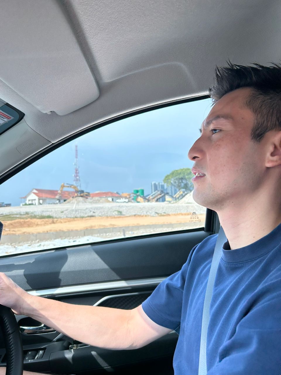 2025 年才入住，中介该如何处理？