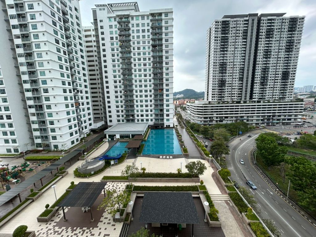 Golden Triangle Gem: Renovated Corner Unit with Pool View&nbsp;(RM580k)